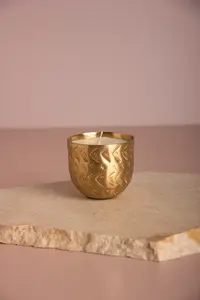 Porte-bougie en métal doré gaufré avec motifs géométriques complexes, surface brossée, parois épaisses et durables - Product Image 5