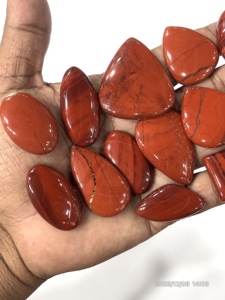 Pierre précieuse naturelle de jaspe rouge, cabochon, formes et tailles variées, environ 20 à 30 mm - Product Image 3
