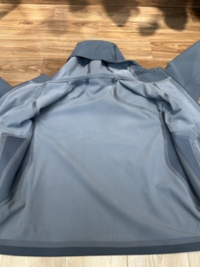 เสื้อแจ็คเก็ตกันลมสไตล์ OEM สำหรับฤดูหนาว คอตั้ง ปิดแบบสวมหัว ผลิตด้วยวิธีการทอผ้าแบบไม่ถักทอ - Product Image 4