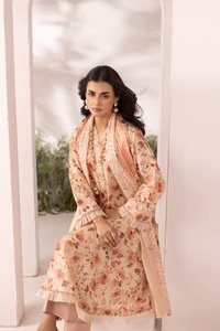 Les dernières créations de shalwar kameez pakistanais de marque pour femmes, en coton/lawn, imprimés. - Product Image 3