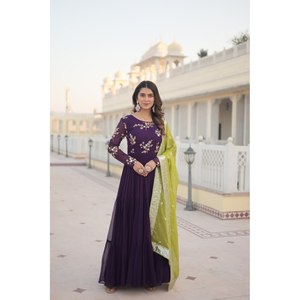 Vestido de Noche Largo Bordado Floral Hecho a Mano por Diseñador con Lentejuelas para Fiestas - Product Image 2