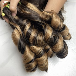Cheveux humains vierges vietnamiens de qualité supérieure, super double trame, bouclés et rebondissants, blond piano, paquet et fermeture en dentelle transparente - Product Image 1
