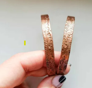 Elegante Brazalete Abierto de Cobre con Acabado Multitono Forjado, Joyería Metálica de Moda con Diseño Exquisito - Product Image 4