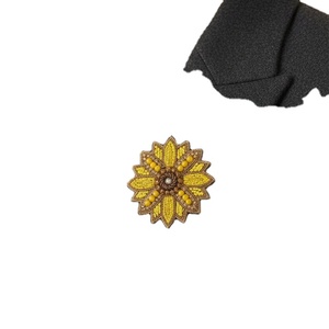 Broche de Flores Amarillas Hecho a Mano con Cuentas y Detalles Dorados, Elegante Accesorio de Solapa con Flores Adornadas para Bolsos, Vestidos y Abrigos - Product Image 2