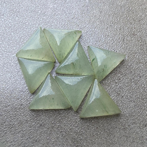 Aventurine verte naturelle AAA+ en forme de triangle, cabochon à dos plat, calibrée pour la fabrication de bijoux - Product Image 4