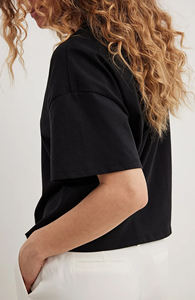 เสื้อยืดผู้หญิงทรงโอเวอร์ไซส์ แขนสั้น ทรงเข้ารูป สีดำลายทาง ระบายอากาศได้ดี เป็นมิตรกับสิ่งแวดล้อม มีโลโก้ แฟชั่น สวมใส่สบาย ขายส่ง รับผลิตตามแบบ - Product Image 3