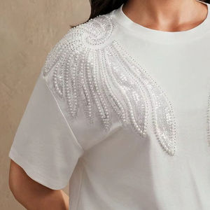 Camiseta de algodón de manga corta para mujer con parche de ala de lentejuelas de perlas, bordado en el hombro, trabajo elaborado con cuentas, top informal. - Product Image 1
