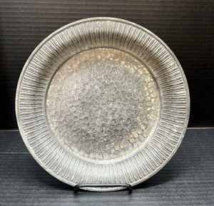 Assiette de présentation en métal argenté texturé avec motif grainé, design rond élégant pour mariage, banquet, fête et décoration de table à domicile - Product Image 5