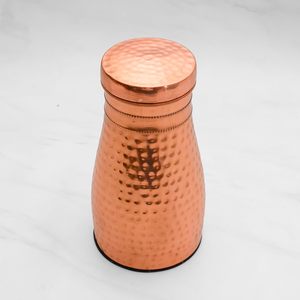 Botella de agua de cobre martillado con un elegante diseño artesanal en color cobre metálico brillante y acabado de alto brillo premium. - Product Image 2