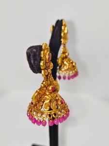 Pendientes Antiguos de Oro Sólido de 22k con Motivo de Lakshmi Hecho a Mano, con Esmeraldas Verdes y Perlas Naturales para Boda - Product Image 2