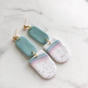 Boucles d'oreilles en résine légères, fabriquées à la main avec un polissage lisse, design tendance, qualité durable pour les bijoux de mode, accessoires en cristal - Product Image 4