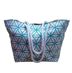 Exclusiva Bolsa de Playa de Lona de Algodón de 12 Oz con Estampado Floral para Niñas, Logotipo Personalizado, Asa de Cuerda Trenzada, Bolsillo Colgante con Cierre, Diseño Geométrico - Product Image 1