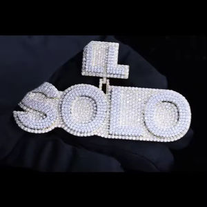 จี้เพชรโมอิสซาไนต์แบบ Iced Out พร้อมตัวล็อกแบบกำหนดเอง เงินแท้ 925 ชุบโรเดียม ตัวอักษร VVS จี้ห้อยคอแนวฮิปฮอป ของขวัญสำหรับผู้ชายในงานปาร์ตี้ - Product Image 1