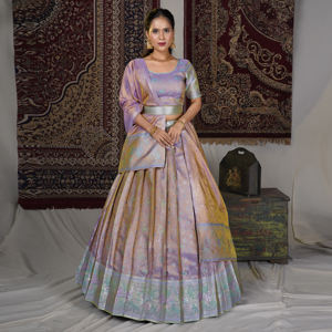 Lehenga Choli de Seda Banarasi con Tejido Tradicional en Toda la Prenda, Blusa Elegante, Dupatta en Contraste Intenso y Borde Festivo Impresionante - Product Image 4