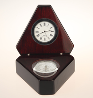 Horloge de table de luxe de style antique en bois de piano avec mouvement à quartz, fonctionnalités de sonnerie horaire et affichage des aiguilles