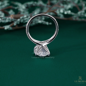 Anillo de Diamantes Ovalado de 5.44 Quilates con Piedras Laterales Redondas, Color D-F, Claridad VS1, Oro de 18k, Anillo de Compromiso de Lujo con Tres Piedras Certificadas - Product Image 4