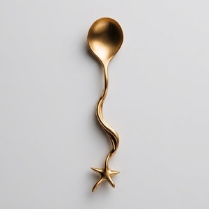 Cuillère de service vintage en métal avec manche en forme de cerf doré, fabrication indienne, finition miroir haute brillance - Product Image 3