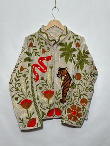 Collection exclusive : Veste en velours Suzani brodée à la main, motif Tigre Serpent Beige, style Bohème Floral, pour femme - Product Image 2