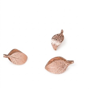 Anneaux de serviette élégants faits à la main en or rose, motif feuille d'automne, accessoires de décoration de table de mariage et de Thanksgiving en métal de haute qualité, vente en gros - Product Image 1