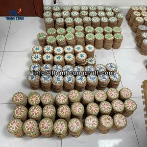 Sous-verres artisanaux tendance du Vietnam avec MOSAÏQUE DE COQUILLE ET BORD DE ROTIN pour les détaillants de décoration américains, les restaurants et les lignes de vaisselle - Product Image 4