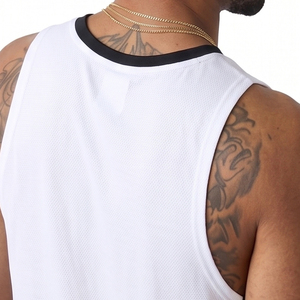 Camiseta sin mangas blanca y negra para hombre, chaleco deportivo para entrenamiento, 100% poliéster de malla, de secado rápido. - Product Image 4