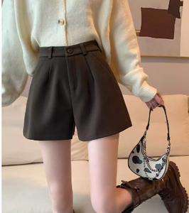 Shorts en crêpe taille haute pour femme, couleur unie, logo personnalisé, service OEM, 220g, séchage rapide, ourlet déchiré, coupe classique, style décontracté - Product Image 3