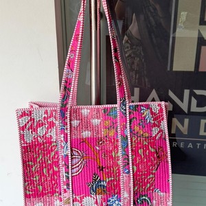Sac fourre-tout en coton matelassé, imprimé à la main, motif floral bohème, durable, pour femmes - Idéal pour la plage, les voyages et les cadeaux, cadeaux de Noël, mariage - Product Image 6