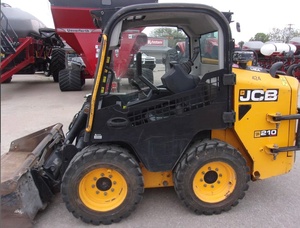 Transacition rapide et facile, JCB 210 d'occasion en bon état, avec chenilles fermées, attache rapide et moteur diesel, à vendre - Product Image 6