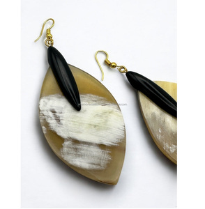 Pendientes de Cuerno de Búfalo, Joyería Artesanal Sostenible - Product Image 2