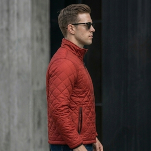 เสื้อแจ็คเก็ตบุผ้านวมสีแดงสำหรับผู้ชาย คอตั้ง ปิดด้วยซิป สวมใส่สบายๆ ในฤดูใบไม้ร่วง กันลม บุด้วยใยโพลีเอสเตอร์ รับสกรีนโลโก้ - Product Image 3