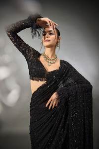 Sari de Georgette Sintético Estilo Bollywood con Lentejuelas Pesadas de 5mm, Bordado Multicolor y Detalle Zalar con Blusa de Diseñador - Product Image 2