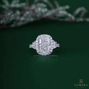 Anillo de compromiso con halo de diamantes cultivados en laboratorio de corte cojín de 5.34 quilates, oro blanco de 14 quilates, pavé de tres piedras, anillo de boda para mujer - Product Image 1