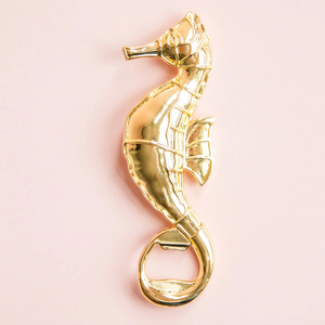 Abridor de Botellas con Diseño de Caballito de Mar, Hecho de Metal Dorado de Primera Calidad, con Cola Curva Texturizada, Ideal para Bares Náuticos y Costeros - Product Image 2