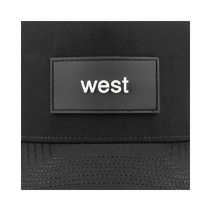 Gorra de Golf Impermeable y Transpirable con Logotipo Personalizado en Parche de PVC, 5 Paneles, Perforaciones Láser, Ajustable con Cierre a Presión - Product Image 6