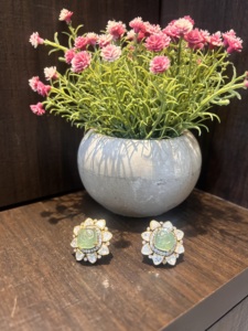 Boucles d'oreilles clous en or Amaira Jewels avec centre en jade et accents en moissanite Polki pour femme, cadeau de luxe classique pour tous les jours - Product Image 6