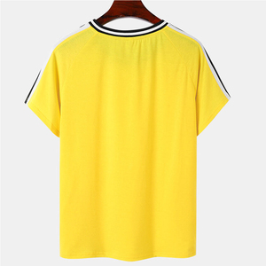 Camiseta de Manga Corta Amarilla para Hombre, Cuello Redondo, Ribete en Contraste, Estilo Casual, Tejido de Punto, Corte Regular, Color Sólido - Product Image 2