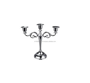 Centro de mesa de candelabros de metal con acabado plateado alto para ideas de decoración de Planificador de eventos con velas y detalles florales - Product Image 1