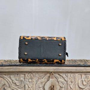 Bolso de Mano de Cuero de Lujo, Modelo Speedy, con Estampado de Leopardo, Asa Superior y Cierre de Cremallera - Product Image 4