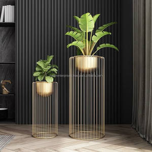 Table d'appoint en métal pour le coin du salon avec étagère de rangement de style industriel moderne et espace de présentation décoratif - Product Image 3