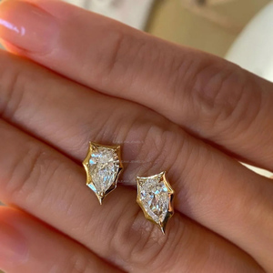 Pendientes de Diamantes Cultivados en Laboratorio con Corte Corazón, Modernos, de Oro Amarillo de 14K, Joyería para Mujer - Product Image 3