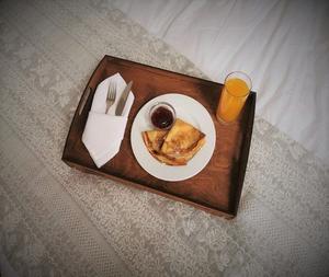 Bandeja de servir rectangular decorativa de madera con patas, estilo contemporáneo, hecha a mano en India, precio mayorista. - Product Image 6