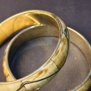 กำไลข้อมือทำมือจากกระดูกและลวด ชุด 2 ชิ้น - ลายฝังสีครีมธรรมชาติ พร้อมรายละเอียดลวดถักสีเงิน - สไตล์วินเทจแบบชาติพันธุ์ - Product Image 5