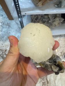 Orbe de cristal de calcite blanche naturelle |   Sphère Minérale Premium pour la Décoration Intérieure - Product Image 1