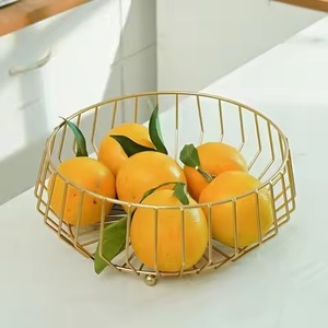Cesta de frutas metálica duradera, hecha a mano por artistas, con diseño floral en espiral y estructura de alambre resistente para un almacenamiento premium en el hogar. - Product Image 5