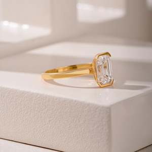 Anillo de Compromiso con Diamante Cultivado en Laboratorio con Corte Esmeralda, Diseño Elegante, en Oro Amarillo de 14K, Anillo de Diamantes Finos para Mujer - Product Image 3