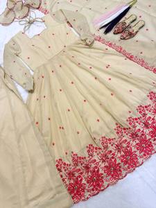 Conjunto de Salwar Kameez Anarkali con Bordado Crema, Vestido Indio Pakistaní de Manga Larga con Chal para Fiesta o Boda - Product Image 5