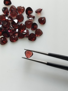 Granat rouge naturel 7MM, coupe en forme de cœur, pierre précieuse de qualité supérieure pour la fabrication de bijoux - Product Image 2