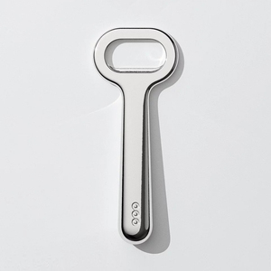 Décapsuleur vintage en chrome argenté en forme d'épinglette, design métallique robuste, accessoire de bar original et unique - Product Image 1