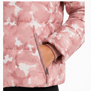 Manteau d'hiver à capuche pour femme, avec isolation épaisse, tissu polyester durable et style parka long élégant - Product Image 5