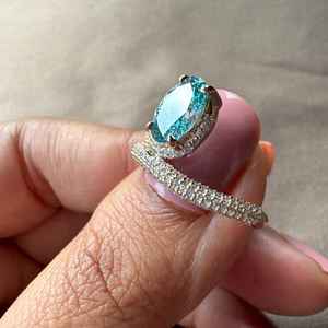 Bague Signet Halo en Moissanite Scintillante Bleue Taille Ovale pour Femme, en Argent 925 Original, avec Bande Courbe Unique, Cadeau Idéal pour Partenaire - Product Image 6